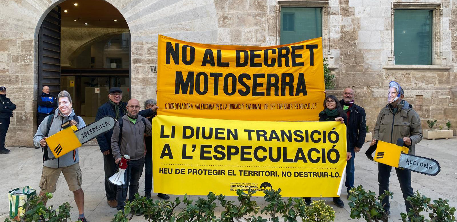 Imagen de personas protestando contra el decrueto motosierra en frente de Les Corts Valencianes